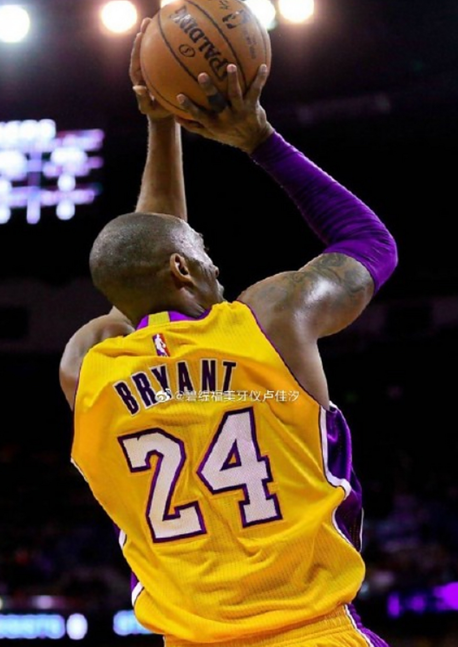 克拉克森半场高效表现，为球队奠定基础（克拉克森半场表现抢眼，助球队打下坚实基础）